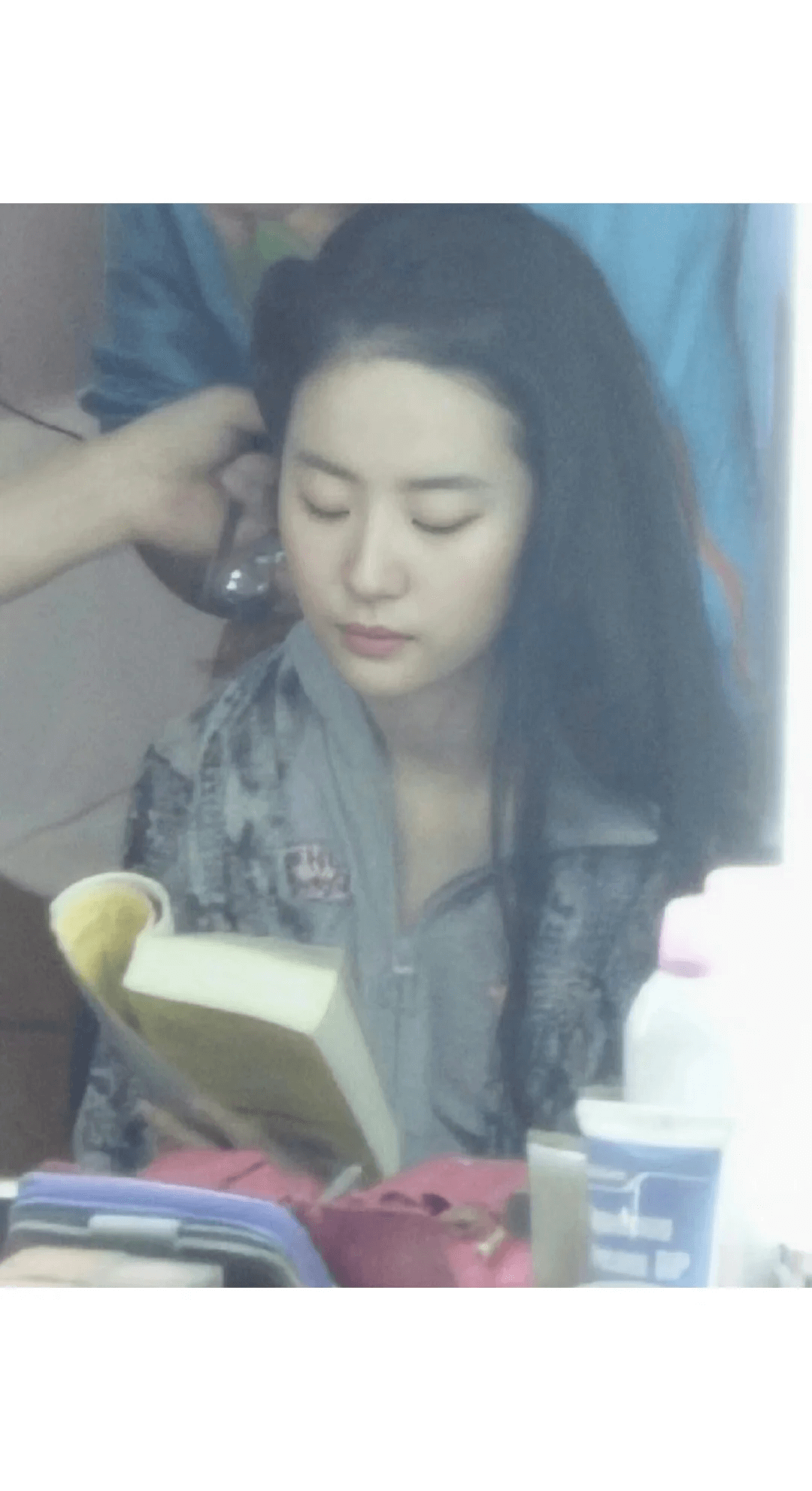 049d13a4adb90a37cfbf03196cf3f1a3 一个老在片场抱着书看的女明星,腹有诗书气自华