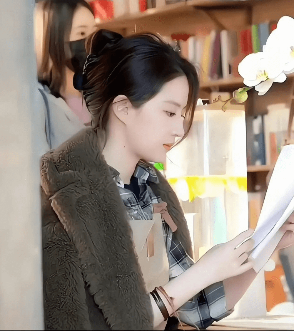 2707a5f2484864af9e309723144846d7 一个老在片场抱着书看的女明星,腹有诗书气自华