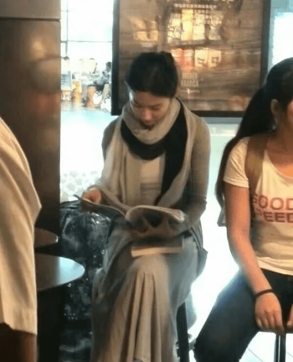 33ecc1743b0492d4dd793afcfbe711c5 一个老在片场抱着书看的女明星,腹有诗书气自华